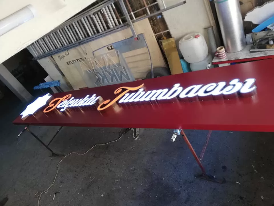 KIRMIZI ZEMİN KOMPOZİT TABELA